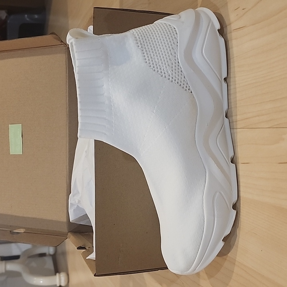 BRAND NEW Dream Pairs White Tennis Shoes Size 9